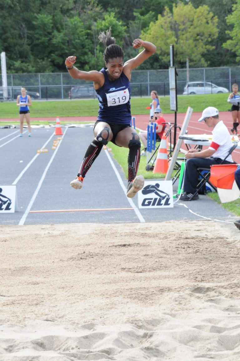 Ashley Germain, qui a remporté l’or à l’heptathlon, le bronze en saut en longueur et l’argent au relais 4x100 m, a été choisi comme porte-drapeau pour les cérémonies de clôture. (Photo TC Media – Marco Brunelle)