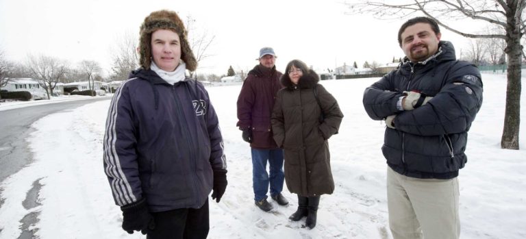 L’Association des résidents du Domaine Renaud voit le jour Michel Dumoulin, Guillaume Bertrand, Fabienne Candeago et Eli Abed, qui siègent au comité de l’Association des résidents du Domaine Renaud, posent devant l’emplacement où sera construite une résidence pour personnes âgées.