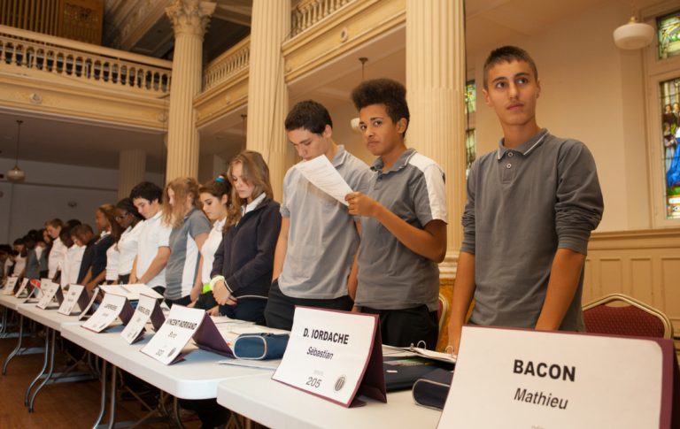 Le nouveau parlement au travail Les 68 députés du parlement du Mont-de-La Salle ont été assermentés, dans la chapelle de l'école, le 4 octobre.