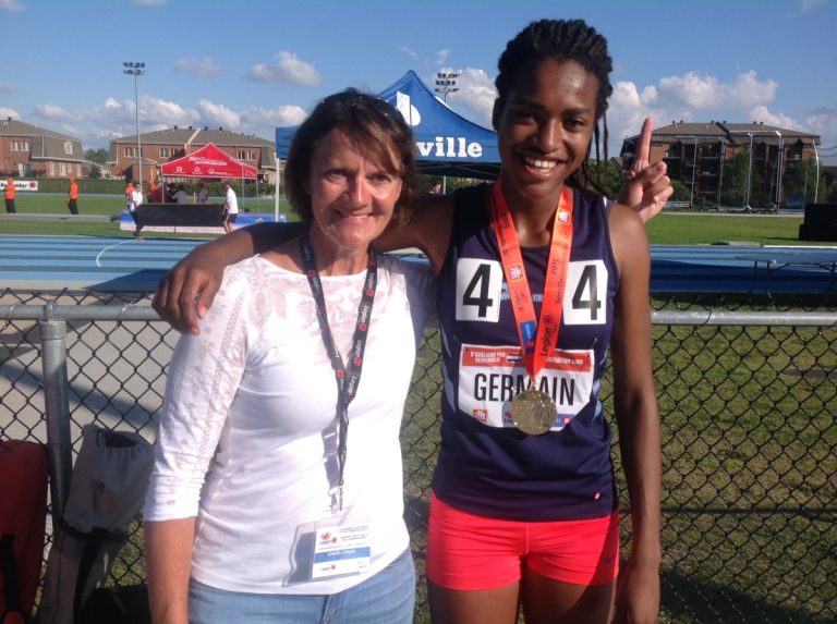 Annie Potvin s'est dite ravie des résultats de ses athlètes. Elle pose en compagnie d'Ashley Germain.
