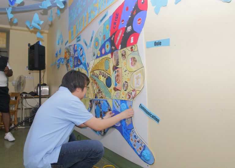 Le Mois de l’autisme célébré dans les écoles Un casse-tête collectif en forme de papillon a été créé par les élèves de l'école Alphonse-Desjardins.