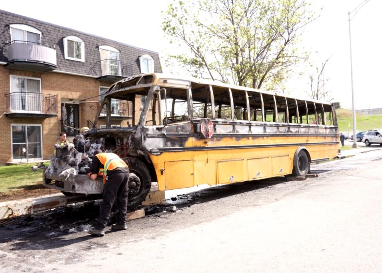 Autobus scolaire incendié Tout indique qu'une défaillance mécanique est à l'origine de l'incident. (Photo TC Media - Mario Beauregard)