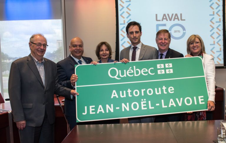 Dans l'ordre habituel, on reconnaît Bertrand Dudemaine, président du Centre d'archives de Laval et celui qui est à l'origine de cette initiative, Robert Poëti, ministre des Transports, Régine et Guillaume, veuve et petit-fils de Me Lavoie, le maire de Laval Marc Demers et la ministre régionale Francine Charbonneau.