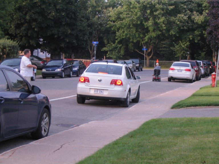 Les automobilistes se garent directement sur cette allée réservée aux cyclistes.