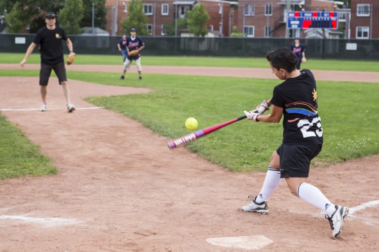 Parties de balle-molle amicales au parc Paul-Marcel-Maheu (Photo Ville de Laval - A. Poirier)