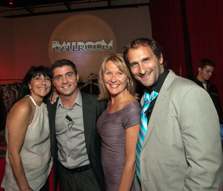 800 000 $ pour combler un besoin des boomers C'est le 8 juin qu'avait lieu l'ouverture officielle de la salle de danse sociale Ballroom aux Galeries Laval. Dans l'ordre habituel, on reconnaît Johanne Martellino et Stéphane Bergeron, associés, Aline Scrive, représentante aux ventes du Courrier Laval, et Sylvain Martellino, associé.
