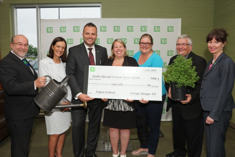 François Pilon, député fédéral de Laval–Les Îles; Magda Bassili, vice-présidente, soutien à la distribution pour la région du Québec, Groupe Banque TD; Rabih Atallah, directeur de la nouvelle succursale; Roxane Chouinard, directrice adjointe des coopératives à l'école Saint-Martin; France Grimard, directrice de l’organisme Enfant D’Abord; Raynald Adams, conseiller municipal de Renaud et membre du comité exécutif de Laval; et Annick Laberge, vice-présidente de district, Groupe Banque TD.