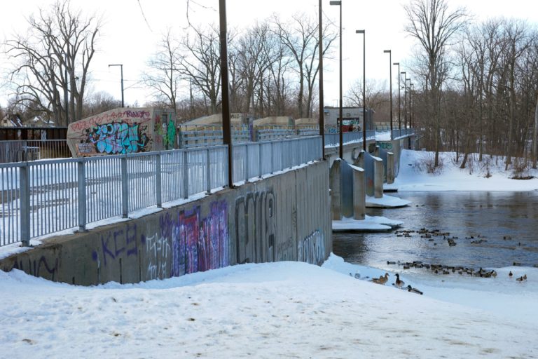 L'étude scientifique financée par la Ville a prouvé que l'empiètement de barrage du Grand-Moulin dans le lit de la rivière des Mille Îles permettait de réduire de 10 % le débit d’eau dans la rivière en aval du barrage.