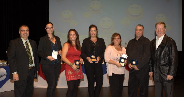 Serge Lehoux, vice-président de Baseball Québec, pose en compagnie des bénévoles de l’année: Sylvia Sivec, Laval-Nord, Caroline Gariépy, Delta, Mélanie Ferland, Vimont-Auteuil, Martine Sicard, Associés, Serge Carrière, Laval-Est et du maire Marc Demers.