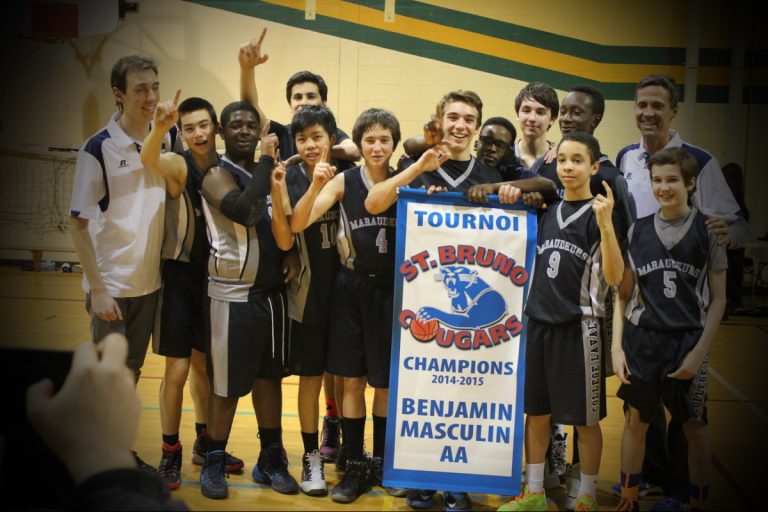 Les joueurs des Maraudeurs célèbrent leur conquête du Tournoi de Saint-Bruno.