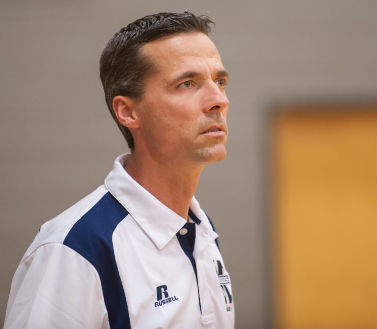 Sébastien Gauthier arbitre international de basketball Sébastien Gauthier enseigne aussi le basketball aux jeunes.