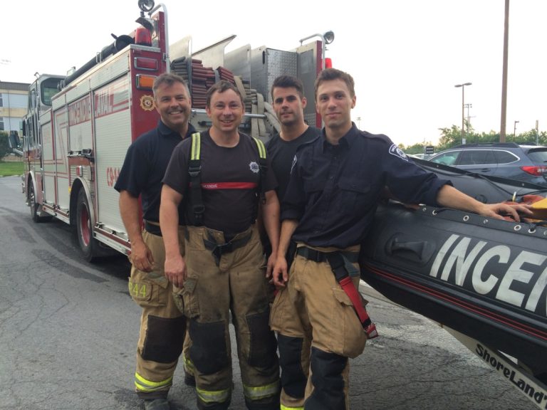 Deux jeunes hommes secourus sur la rivière des Prairies C'est l'équipe du bateau de la caserne 2, dans Chomedey, qui a récupéré l'un des individus qui était à bout de forces dans l'eau. (Photo gracieuseté)