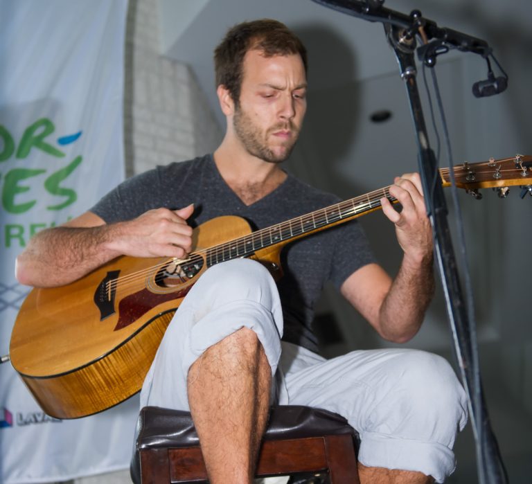 Benoit Girard reprend sa guitare pour de bon Benoit Girard prévoit sortir un premier album d'ici janvier 2016.(Photo TC Media - Vincent Graton)