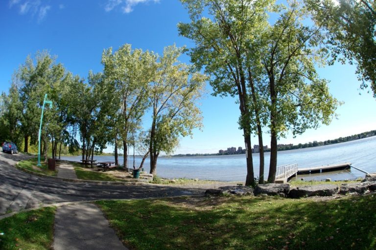 Il se tourne de nombreuses scènes de séries télévisées chaque année, notamment sur les berges lavalloises. (Photo TC Media - Mario Beauregard) 