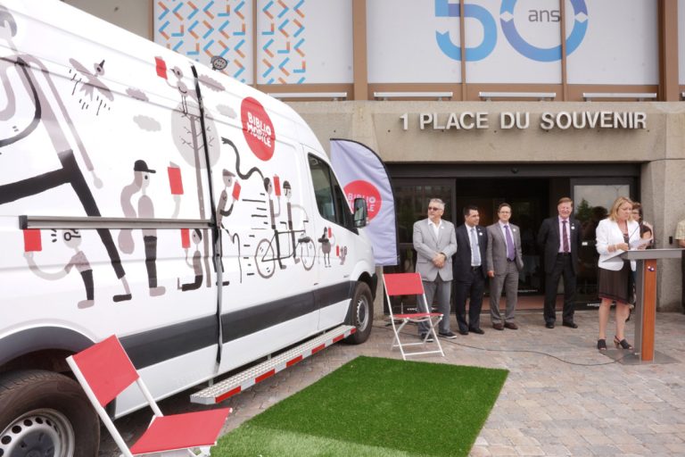 Une bibliothèque sur roues relookée pour l’été La nouvelle Bibliomobile a fait sa première apparition officielle devant l'hôtel de ville. (Photo TC Media - Mario Beauregard)