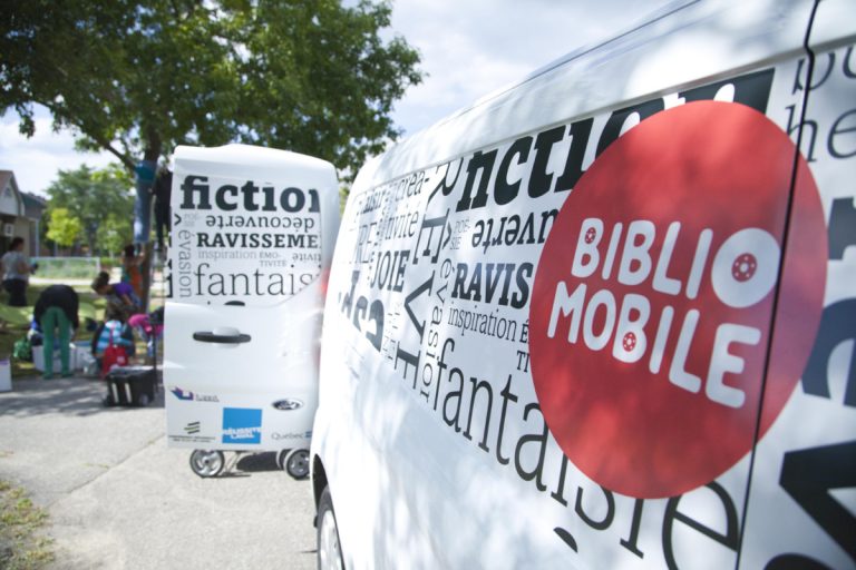 Le Bibliomobile a fait ses preuves Le Bibliomobile a été très couru cet été dans les parcs du territoire. Plus de 2000 résidents ont utilisé ce service, rendu possible grâce à la participation financière de la Ville, la Conférence régionale des élus de Laval et Réussite Laval.