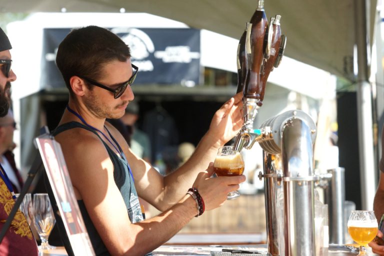 Les festivaliers avaient l'embarras du choix comme en témoigne l'offre de quelque 350 bières artisanales distinctes qui leur était proposée.
