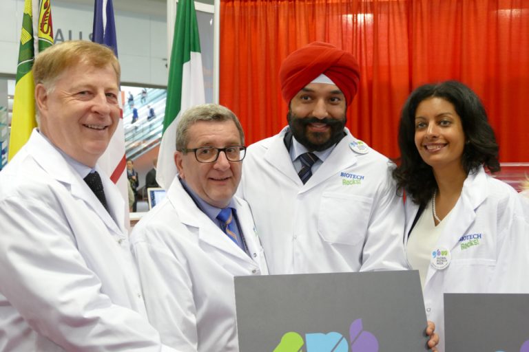 Dans l’ordre habituel: Marc Demers, maire de Laval, Régis Labeaume, maire de Québec, Navdeep Bains, ministre fédéral de l'Innovation, des Sciences et du Développement économique, et Dominique Anglade, ministre provinciale de l'Économie, de la Science et de l'Innovation et ministre responsable de la Stratégie numérique.(Photo gracieuseté)