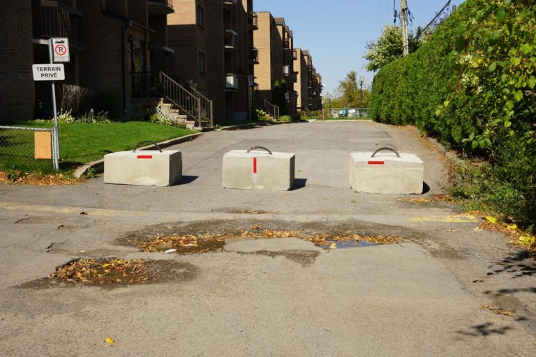 Des citoyens en colère Trois blocs de béton empêchent l'accès, par la ruelle du Souvenir, aux stationnements des immeubles situés les plus au sud du boulevard du Souvenir, forçant les occupants de 120 unités d'habitation à faire le détour par le boulevard de L'Avenir et le Chemin du Trait Carré.
