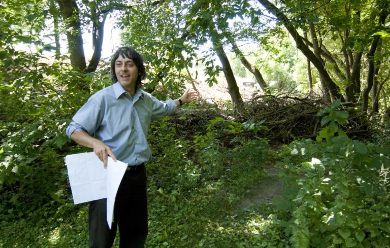 Une coupe d’arbres sans permis «Avant j'étais en forêt ici. Je n'avais jamais vu la petite maison rouge là-bas, avant le 1er juillet», affirme André Cyr. (Photo: Alarie Photos)