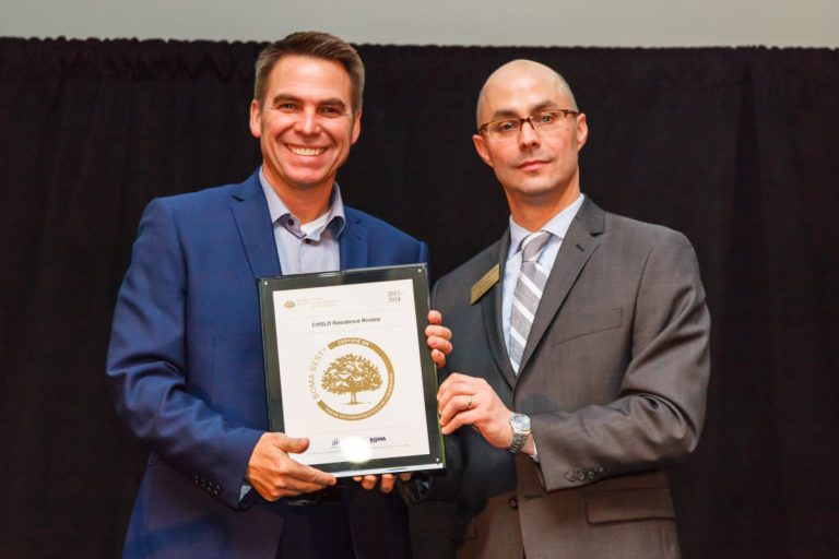 Directeur général de la Résidence Riviera, Jean Nadon accepte son certificat de niveau Or des mains de Dominic Gilbert, président de Boma Québec.