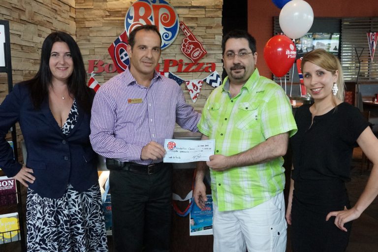 Soirée « Serveur (se) célèbre » de Boston Pizza Caroline Thibodeau, conseillère solutions médias, Courrier Laval; Max Zammarchi, directeur général, Boston Pizza; Guy Boisvert, directeur général, Oasis, unité mobile d'intervention, et Kathleen Francoeur de Boston Pizza.