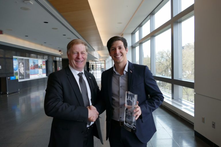 Le maire Demers félicitant Stéphane Boyer, l'élu municipal par excellence chez les 35 ans et moins au Québec.