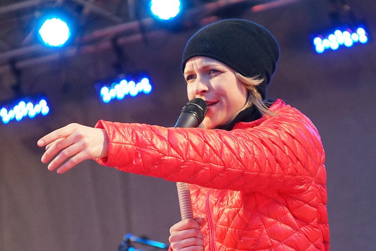 Renouer avec les années 60 et 70 au parc des Prairies Brigitte Boisjoli est entourée de huit musiciens dans sa nouvelle tournée. Elle a mis toutes ses énergies à stimuler la foule du parc des Prairies. (Photo TC Media - Mario Beauregard)