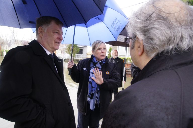 Inondations: le maire, la ministre Charbonneau et la Police se montrent rassurants Le maire Demers et la ministre Charbonneau rencontre un sinistré.