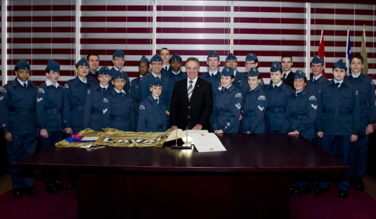 Deux escadrons de l’air fêtent leurs 50 ans Yvon Martineau, conseiller municipal de Saint-Bruno et ancien membre de l'escadron 709, pose en compagnie du corps de cadets, lors de la remise du droit de cité par la Ville, le 13 février dernier. (Photo: Alarie Photos)