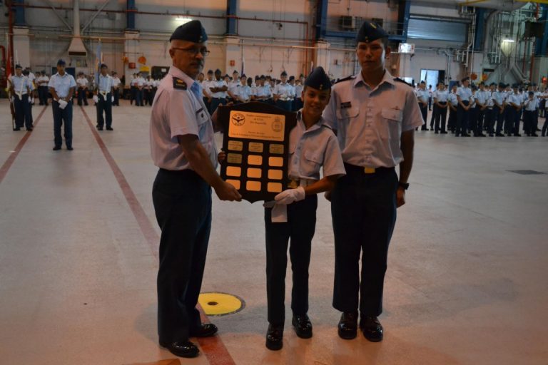 Pierre-Alexandre Clément reçoit sa récompense des mains de l’adjudant Denis Boilard, CD, Chef instructeur du 10e Escadron d’instruction technique appliquée de la 3e Escadre de Bagotville et de l’adjudant 2e classe Chistopher Woods.