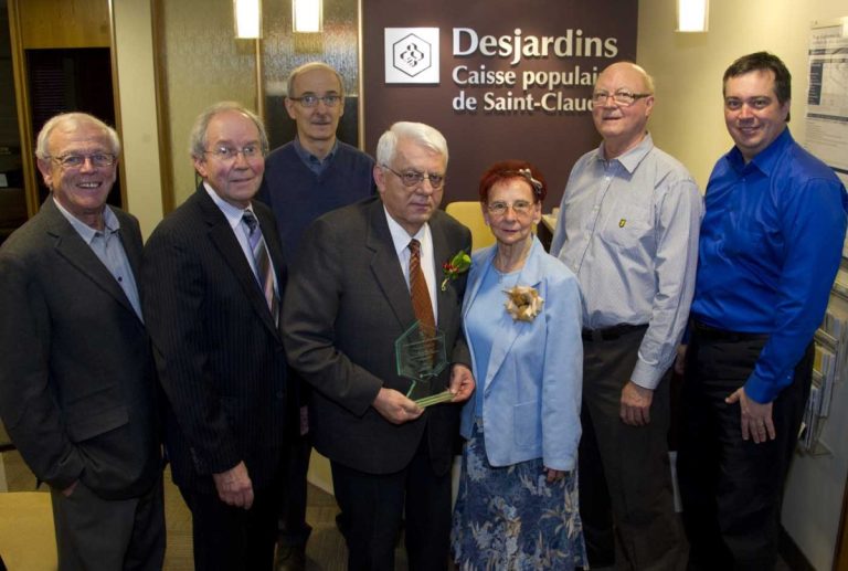 Les membres du C.A. : Jean Gauthier; Paul Duchesne (président); Jean-Guy Bisaillon, Pascal Cobello (directeur de la Caisse) et sa conjointe Thérèse Cobello; Pierre Laurin et Jean Polloni.