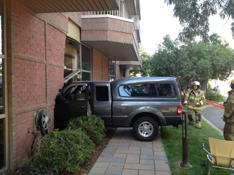 Un camion défonce le mur d’une résidence pour aînés Heureusement, personne ne se trouvait dans la pièce défoncée. (Photo gracieuseté)