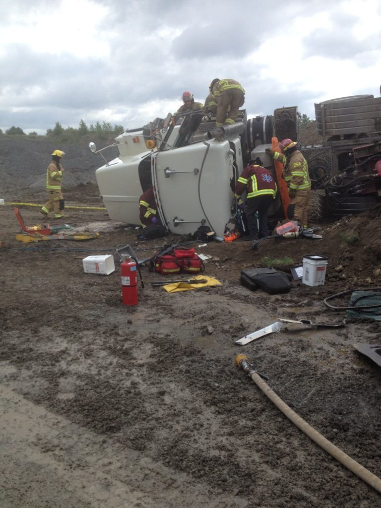 Camion renversé à la carrière Demix Construction Le conducteur s'en est heureusement tiré sans blessures graves.(Photo gracieuseté)