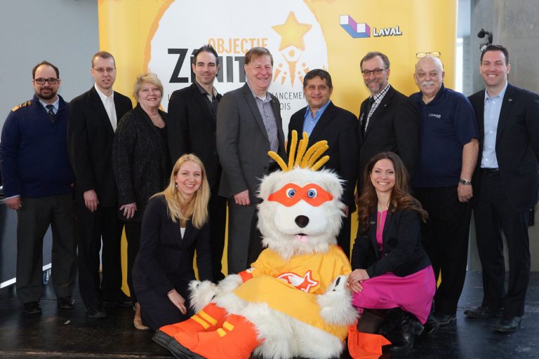 Valérie Cobello, coordonnatrice de la campagne de financement; la mascotte OZ; Stéphanie Girard, Cosmodôme; David Ouellet, Sports Experts; Sylvain Cyr, Colossus Laval - Cineplex Divertissement; Judy Jeannin, Restaurants McDonald’s; Francis Parent, Mercedes-Benz Laval; Marc Demers, président d’honneur et maire de Laval; Sam Char, Vacances Sunwing; Mario Cantin, Banque Nationale; André Valentine, Courrier Laval; et Benoit Collette, Ville de Laval.