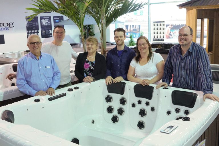 Le propriétaire de Canada Spas Dépôt, Claude Lalumière (à gauche), en compagnie de sa nouvelle équipe.
