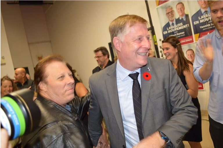 Myriam Mercier tenant affectueusement sa chienne Lili.