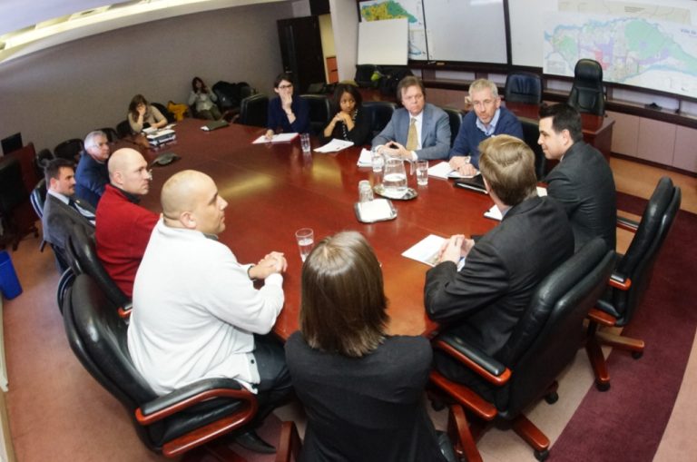 La CAQ rencontre le comité exécutif Le comité exécutif a rencontré les candidats Domenico Cavaliere (Sainte-Rose), Vincent Bolduc (Laval-des-Rapides), Christopher Skeete (Fabre), Sylvain Loranger (Mille-Îles), Joseph Dydzak (Vimont) et Carlie Déjoie (Chomedey).
