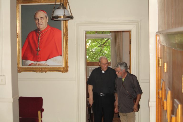 Le cardinal Turcotte restera dans les mémoires C'est à l'archevêché de Montréal que le trio a rencontré le cardinal Jean-Claude Turcotte à l'été 2014. On le voit ici en compagnie de l'auteur Réal-Gabriel Bujold.