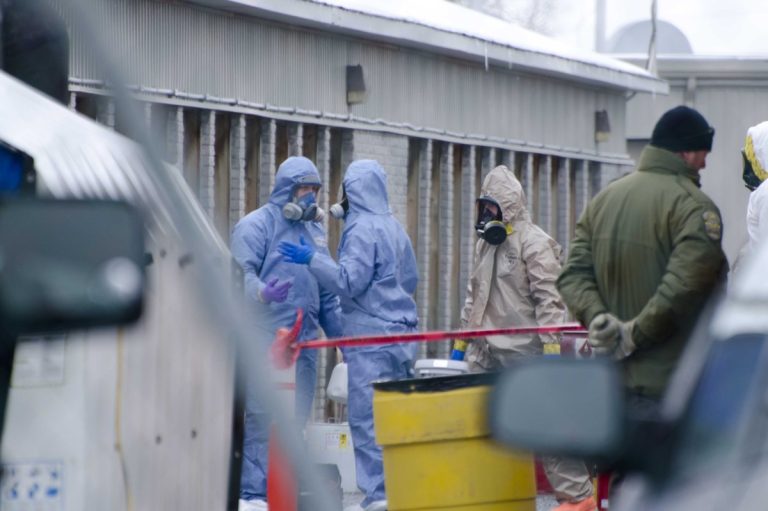 Perquisition en cours au 4545 A-440. La saisie de substances chimiques servant à la production de comprimés nécessite des précautions.