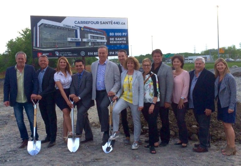 Dans l'ordre habituel, on reconnaît Jocelyn Huot, président HuotCo, Ronald Laramée, président de Gestion Projet Plani Pro, Aline Dib, conseillère municipale, David De Cotis, maire suppléant et vice-président du comité exécutif, Dr Pierre Ranger, chirurgien orthopédiste et directeur médical du CMSL, Dr Sébastien Simard, chirurgien orthopédiste, Josée Morin, directrice générale du CMSL, Annie Hamel, physiothérapeute en chef, Dr Éric Renaud, également chirurgien orthopédiste, Véronique Buchs, coordonnatrice des ressources humaines au CMSL, Serge Morin, comptable, et Sylvie Marchand, ergothérapeute.