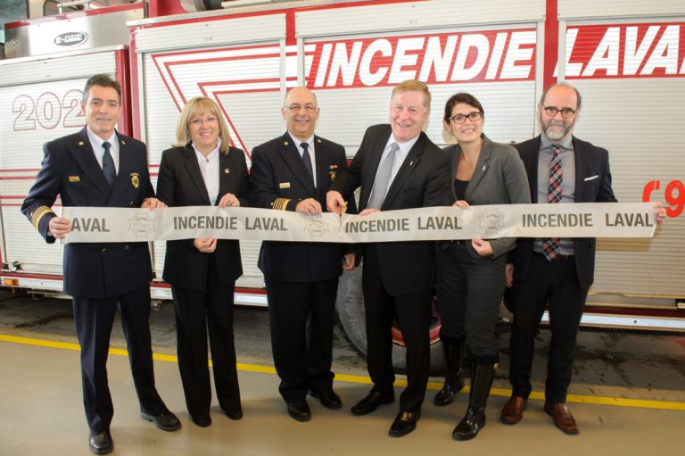 Inauguration officielle de la caserne de Chomedey De gauche à droite: René Daigneault, directeur adjoint du Service de sécurité incendie, Francine Charbonneau, ministre et responsable de la région de Laval, Robert Séguin, directeur du Service de sécurité incendie, Marc Demers, maire, Sandra Desmeules, responsable du dossier de la sécurité publique au comité exécutif, et Serge Lamontagne, directeur général de la Ville de Laval.(Photo gracieuseté – Vincent Girard)