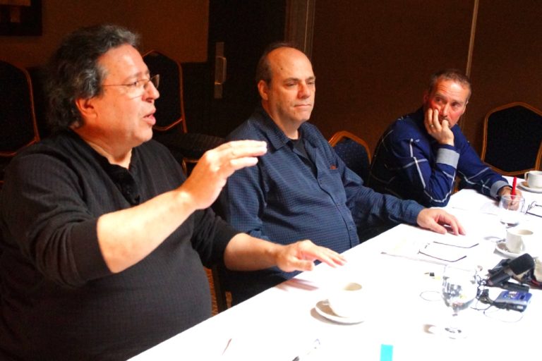 Cotes de crues: les nouvelles dispositions rendues publiques Au printemps dernier, le Comité des citoyens de Laval-Ouest avait tenu un point de presse pour faire de la nouvelle cartographie des zones inondables, imposée par décret, un enjeu électoral. Dans l'ordre habituel, on reconnaît André Lefebvre, vice-président, Christian Auger, trésorier, et Sylvain Daoust, porte-parole du Comité des fausses zones inondables.