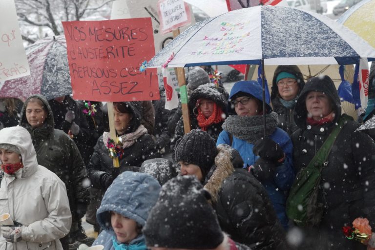 Les organismes communautaires se mobilisent contre l’austérité libérale Près d’une centaine de personnes ont pris part au rassemblement, le 17 novembre.