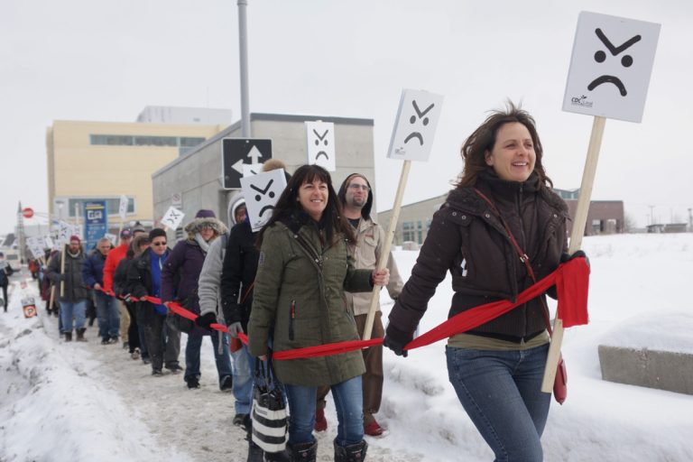 Conférences et chaîne humaine contre l’austérité Une grande chaîne humaine contre l’austérité s’est créée, le 25 février, dans le cadre de la Semaine d’actions dérangeantes.