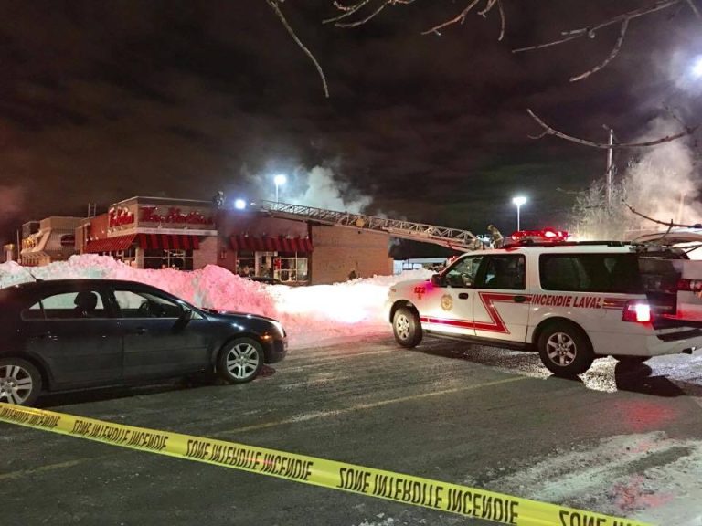 Une trentaine de pompiers ont activement lutté contre l’incendie de ce bâtiment commercial.
