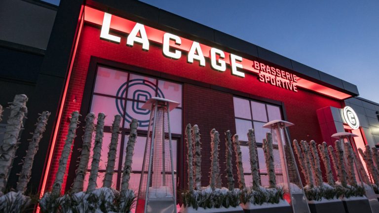 La Cage se fera concurrence La Cage du Carrefour Laval est située côté nord du centre commercial donnant face à l'autoroute 440.