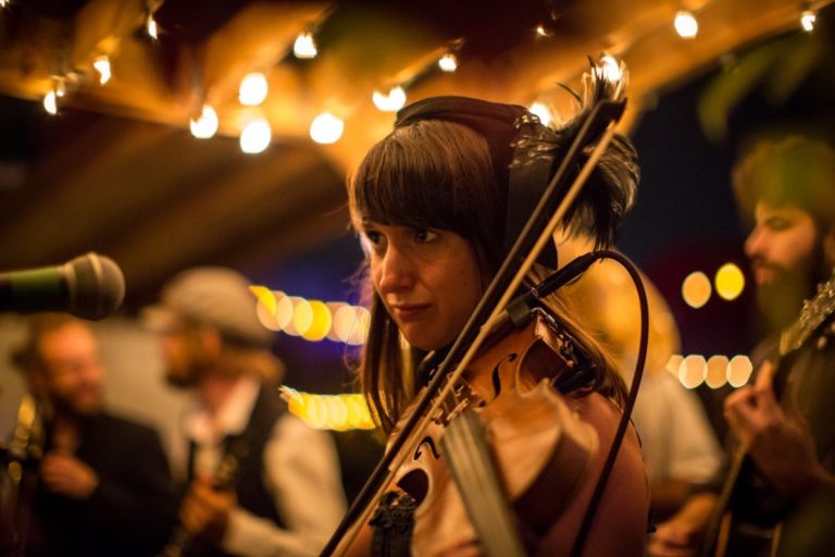 Mélisande Archambault sera au violon et banjo.