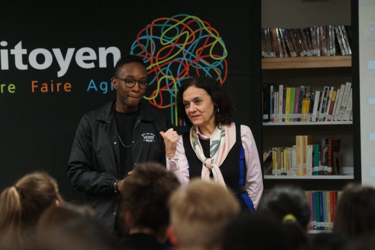 Sensibiliser les jeunes à la protection des renseignements personnels Nicolas Ouellet et la ministre Rita de Santis discutent de la protection des renseignements personnels et de la vie privée sur Internet avec les élèves du Collège Citoyen.