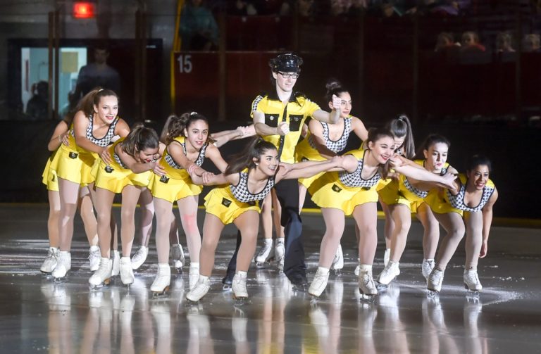 Les patineurs vivent leur moment de gloire Les patineurs arboraient un costume neuf dans le numéro de taxi.
